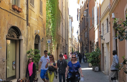 Tipica calle en el casco antiguo de Roma