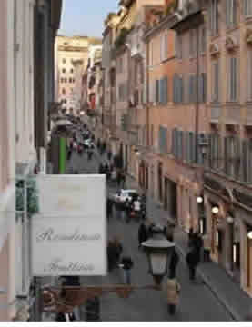 Típico hotel pequeño en el casco antiguo de Roma