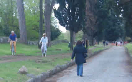 Montando bici en la Via Apia