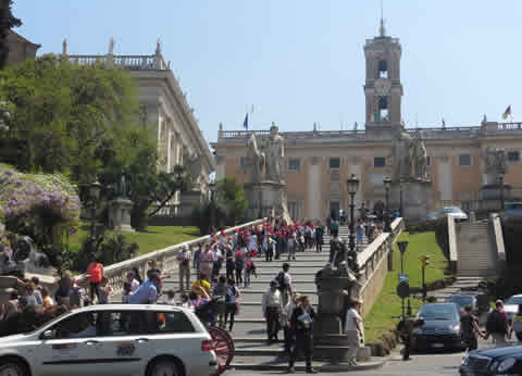 La Cordonata hacia el Museo Capitolino