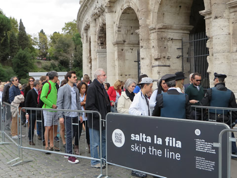 Entrada al Coliseo para saltar la cola