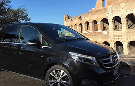 Coche del traslado con tour desde el aeropuerto en el Coliseo