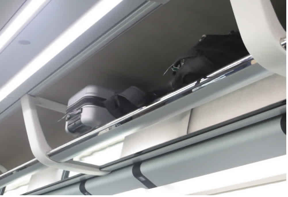 Anaqueles para equipaje arriba de los asientos en tren de alta velocidad