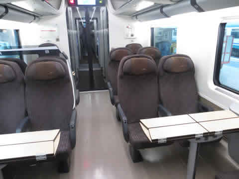 Interior de un vagon tipico en un tren de alta velocidad