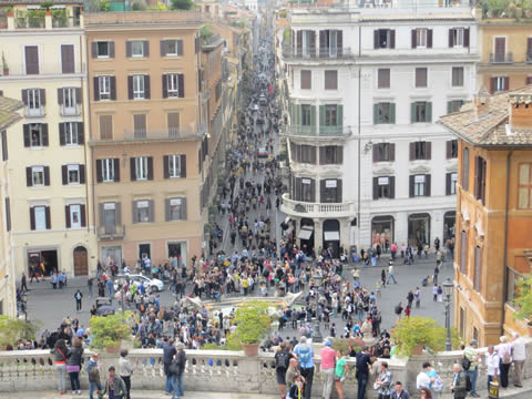 Fontana della Barcaccia al pie de las Escalinatas Españolas