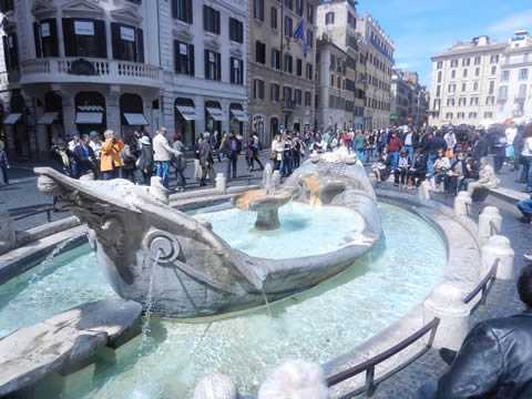 Fontana della Barcaccia a los pies de las Escalinatas Españolas