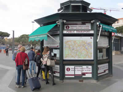 Quiosco de información en la estación Termini