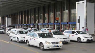 Parada de taxis en la estación Termini