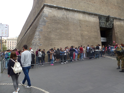 Colas en los Museos del Vaticano