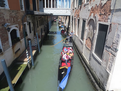>Venice Gondala Traffic Congestion