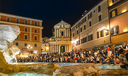 Trevi Fountian at nighttime 