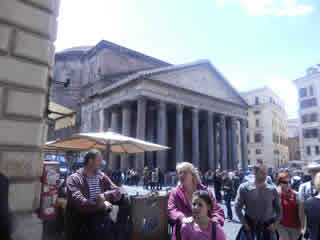 El Panteón Roma desde la Via Dei Pastini